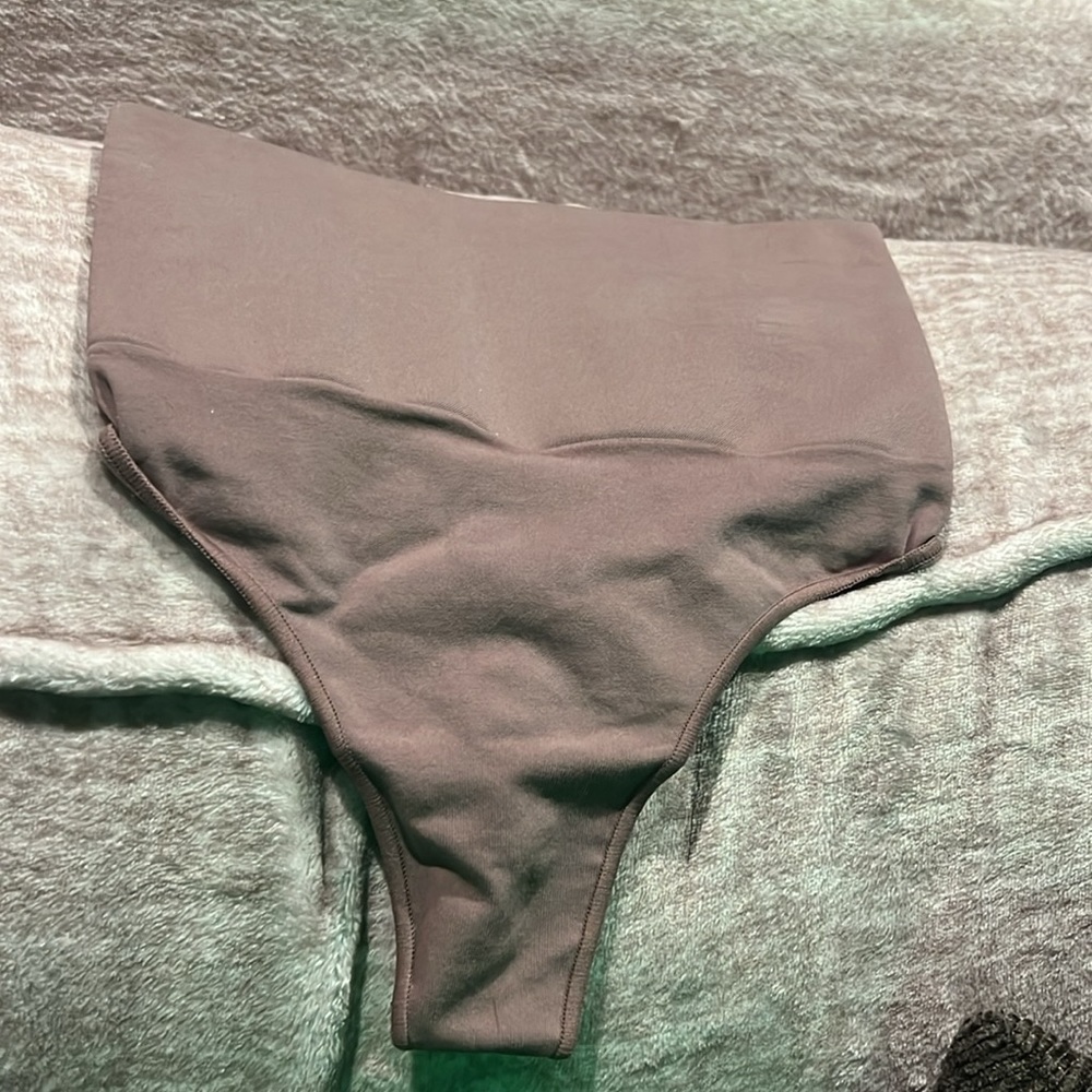 Skims Mid-Core Control Shapeware Thong - Picture 10 of 11
